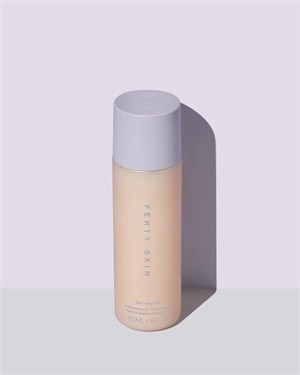 {{photo.Alt || photo.Description || 'Fenty Skin Тоник Увлажняющая молочная эссенция с гиалуроновой кислотой и тамариндом Fat Water, 150 мл'}}