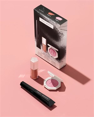 {{photo.Alt || photo.Description || 'Fenty Beauty Набор косметики из хайлайтера, блеска и туши Fenty Fam Faves'}}