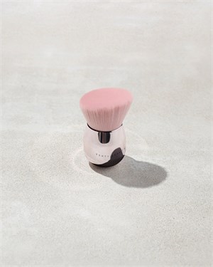 {{photo.Alt || photo.Description || 'Fenty Beauty Кисть для нанесения хайлайтера Face &amp; Body Kabuki Brush 160'}}