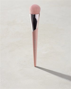 {{photo.Alt || photo.Description || 'Fenty Beauty Кисть для нанесения тональной основы Full-Bodied Foundation Brush 110'}}