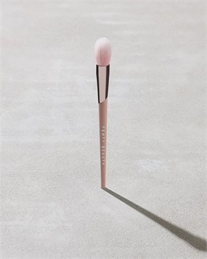 {{photo.Alt || photo.Description || 'Fenty Beauty Кисть для нанесения хайлайтера Precision Highlighter Brush 135'}}