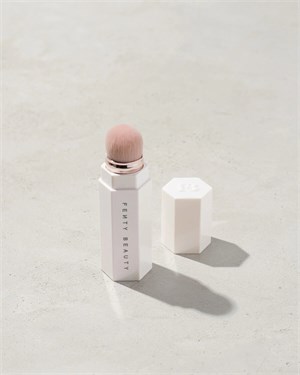 {{photo.Alt || photo.Description || 'Кисть Fenty Beauty для контуринга и консилера Portable Contour &amp; Concealer 150'}}