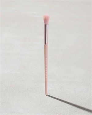 {{photo.Alt || photo.Description || 'Fenty Beauty Кисть для нанесения и смешивания теней Tapered Blending Brush 210'}}