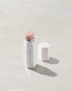 {{photo.Alt || photo.Description || 'Кисть Fenty Beauty для хайлайтера Portable Highlighter Brush 140'}}