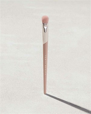 {{photo.Alt || photo.Description || 'Fenty Beauty Кисть для нанесения теней Plush Eyeshadow Brush 240'}}